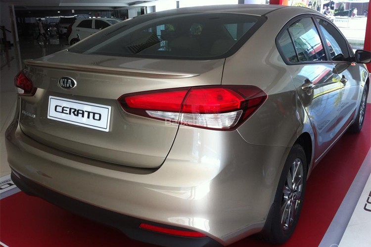 Sedan Kia Cerato moi gia chua den 500 trieu tai Viet Nam-Hinh-3