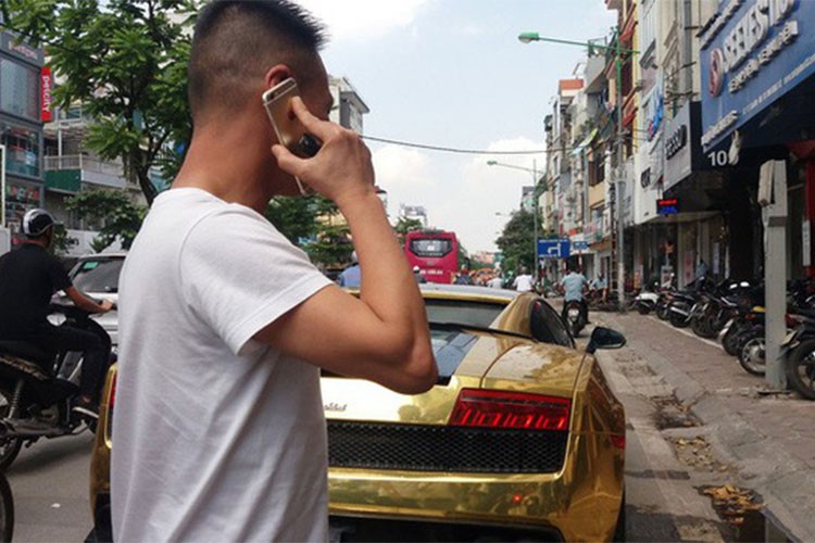 Dan Ha Noi mang xo, chau chua chay sieu xe Lamborghini “boc vang“-Hinh-3