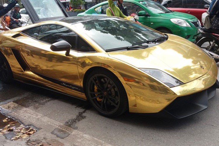 Dan Ha Noi mang xo, chau chua chay sieu xe Lamborghini “boc vang“