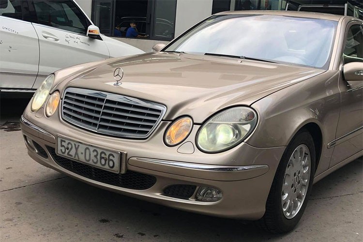 Xe sang Mercedes E240 dung chan 14 nam, ban 300 trieu dong-Hinh-3