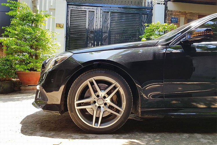 Mercedes E400 AMG dung 5 nam tai VN, mat gia gan 2 ty-Hinh-3