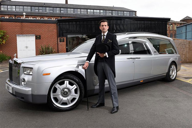 Rolls-Royce Phantom cua Simon Cowell thanh xe cho quan tai-Hinh-5