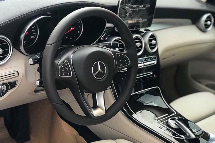 A hau Tra Giang tau Mercedes-Benz GLC 200 gia 1,67 ty dong-Hinh-9