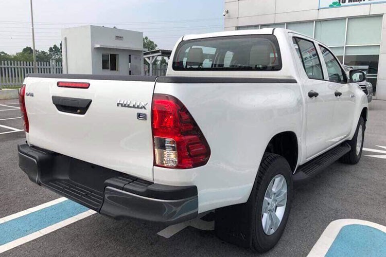 Chi tiet xe Toyota Hilux 2018 gia tu 695 trieu dong-Hinh-11