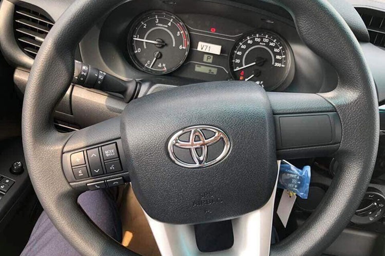 Chi tiet xe Toyota Hilux 2018 gia tu 695 trieu dong-Hinh-8