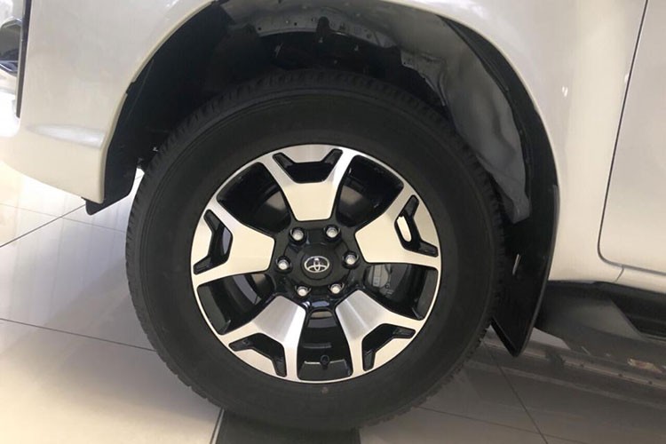 Toyota Hilux 2018 ban cao cap gia 878 trieu ve VN-Hinh-4