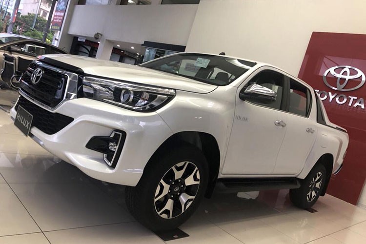 Toyota Hilux 2018 ban cao cap gia 878 trieu ve VN