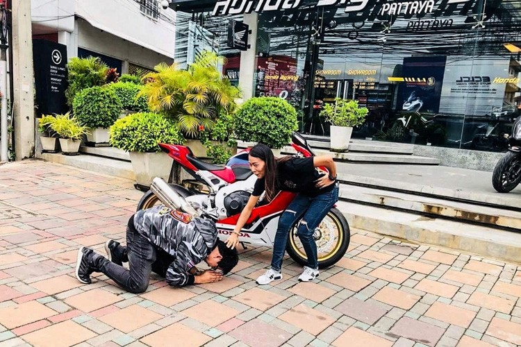 Chong quy goi cam on vo tang xe Honda CBR1000RR SP1