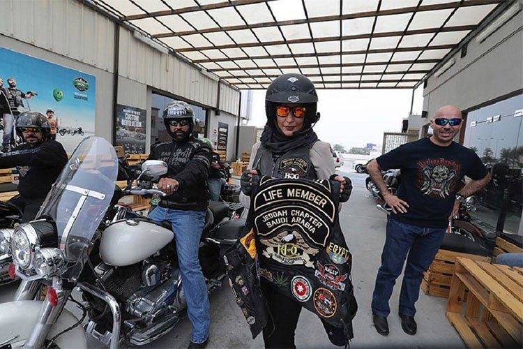 Xem hoi chi em A Rap choi xe moto Harley-Davidson-Hinh-5