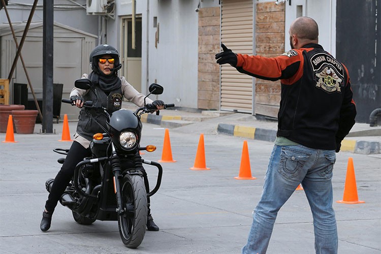 Xem hoi chi em A Rap choi xe moto Harley-Davidson