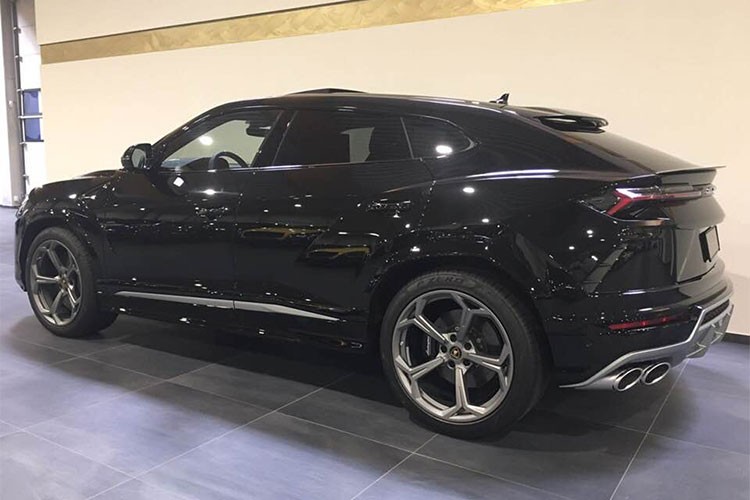 Lamborghini Urus cap ben Campuchia, dai gia Viet 