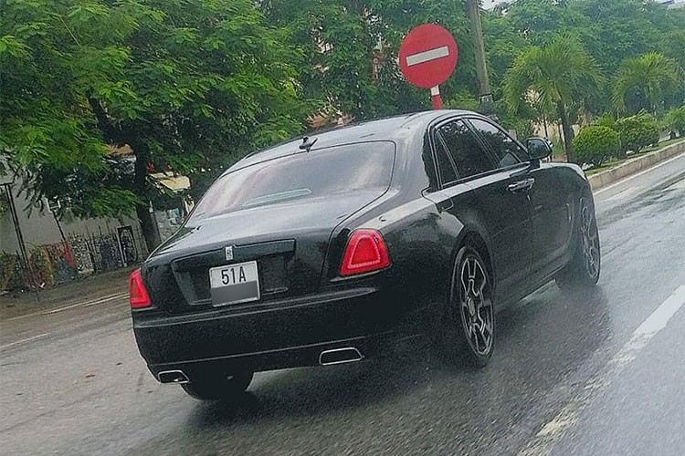 MC Ngoc Trinh so huu Rolls-Royce Ghost tien ty do Black Badge-Hinh-4