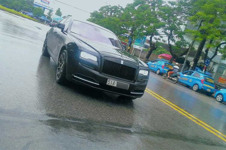 MC Ngoc Trinh so huu Rolls-Royce Ghost tien ty do Black Badge-Hinh-5