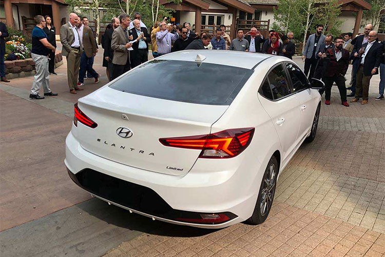 Can canh sedan Hyundai Elantra 2019 vua ra mat-Hinh-4