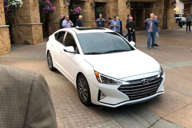 Can canh sedan Hyundai Elantra 2019 vua ra mat