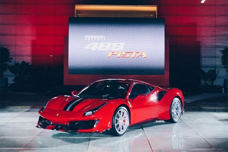 Sieu xe Ferrari 488 Pista dau tien 