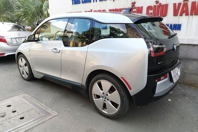 Soi xe oto dien BMW i3 tien ty cua ong chu taxi Mai Linh-Hinh-9