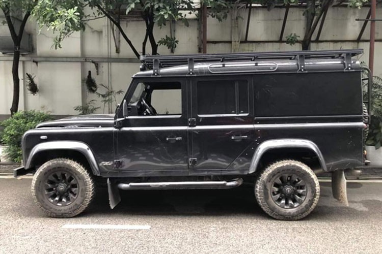 Land Rover Defender 