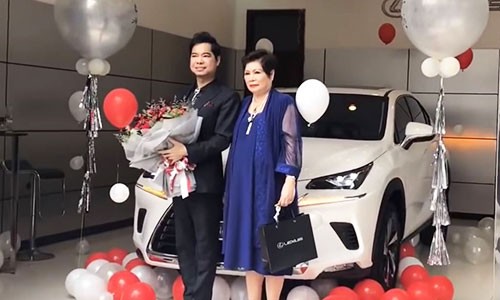 Ca si Ngoc Son tau xe sang Lexus NX300 gia 2,5 ty