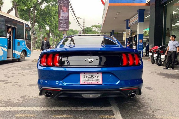 Can canh Ford Mustang 2018 mau doc gia 2,7 ty tai VN-Hinh-3