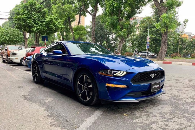 Can canh Ford Mustang 2018 mau doc gia 2,7 ty tai VN