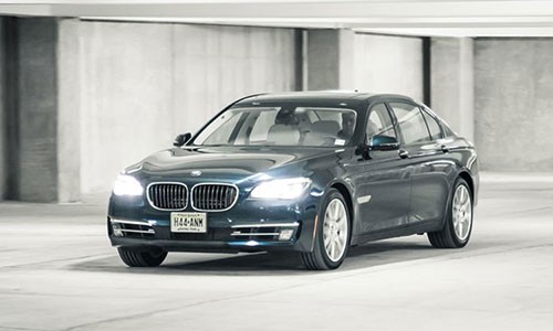 BMW trieu hoi xe sang 7-Series vi loi lap trinh dong co