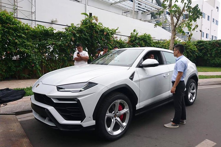 Minh Nhua ruoc sieu SUV Lamborghini Urus dau tien ve nha-Hinh-5