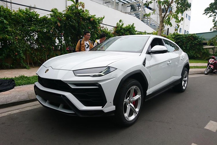 Minh Nhua ruoc sieu SUV Lamborghini Urus dau tien ve nha