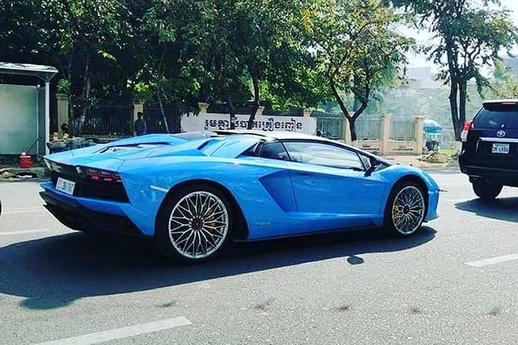 Sieu xe Lamborghini Aventador S mui tran cap ben Campuchia-Hinh-2