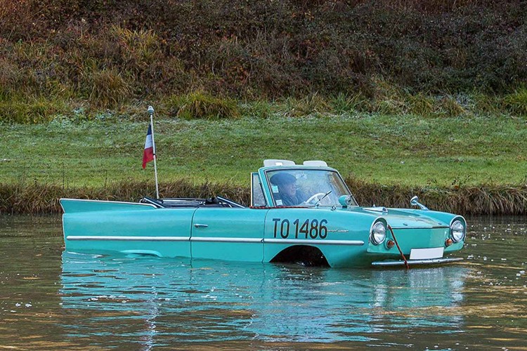 Xe loi nuoc Amphicar gia chi 237 trieu dong cho mua lu