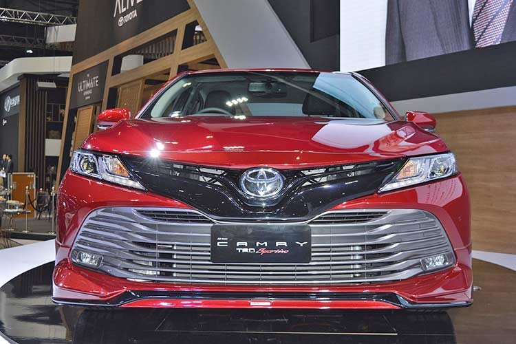 Xe Toyota Camry 2018 the thao hon chi voi 40 trieu dong-Hinh-3