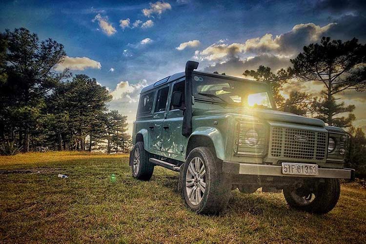 Tien Dat khoe co dau ben xe Land Rover Defender 