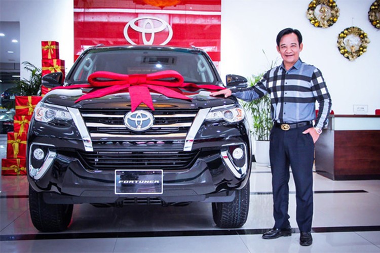 Quang Teo tau xe Toyota Fortuner hon 1 ty dong choi Tet-Hinh-2