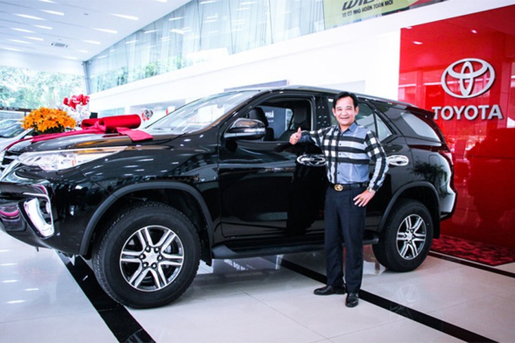 Quang Teo tau xe Toyota Fortuner hon 1 ty dong choi Tet