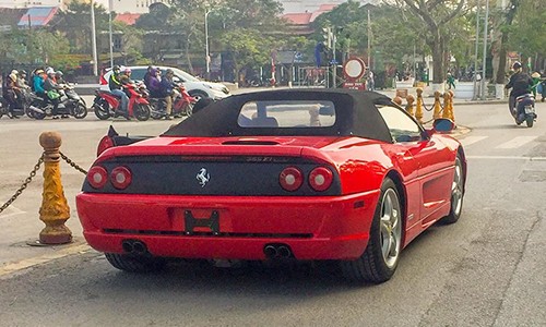 Sieu xe Ferrari F355 Spider nhap lau lan banh tai Hai Phong