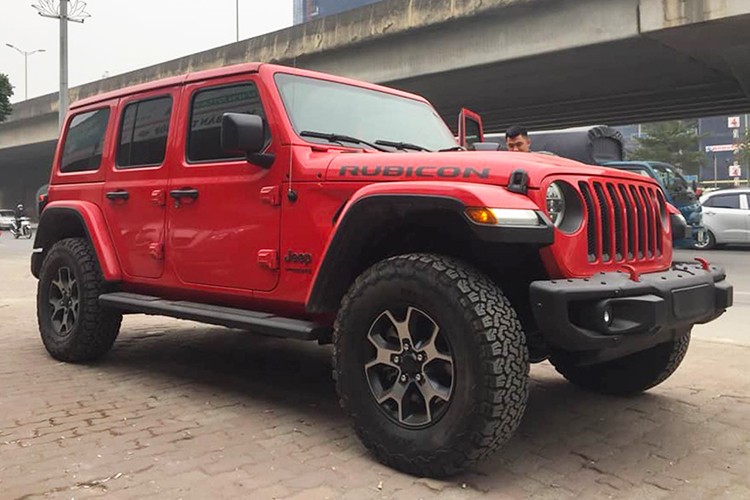 Soi SUV hàng độc Jeep Wrangler giá 4,1 tỷ ở Hà Nội