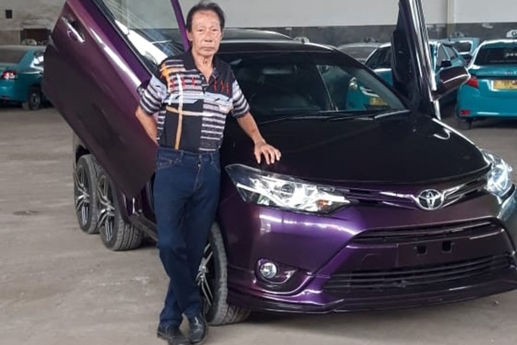 Cu ong 72 tuoi do Toyota Vios Limo 8 banh 