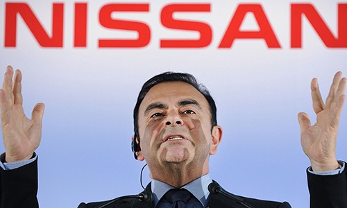 Cuu chu tich Carlos Ghosn dinh bay tap doan Nissan?