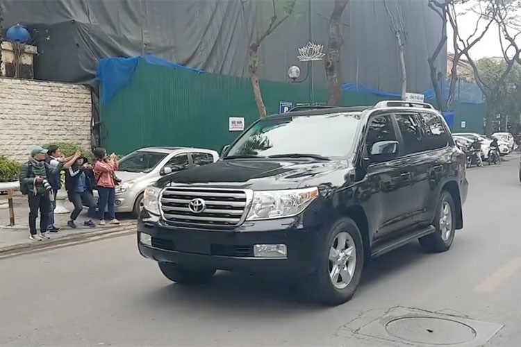 Toyota Land Cruiser dac biet cua Trieu Tien xuat hien tai Ha Noi-Hinh-5