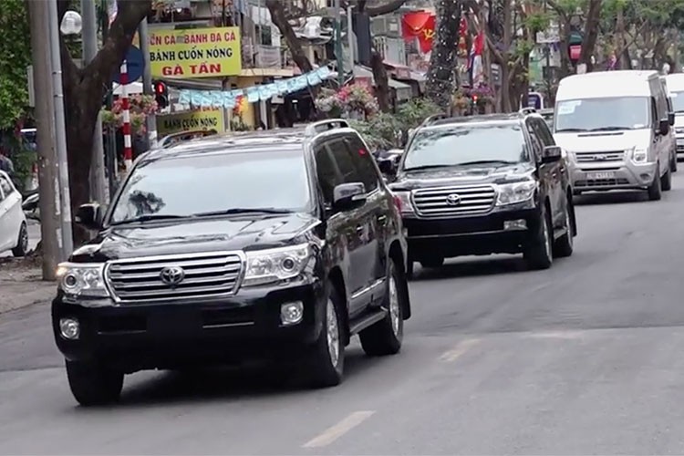 Toyota Land Cruiser dac biet cua Trieu Tien xuat hien tai Ha Noi-Hinh-6