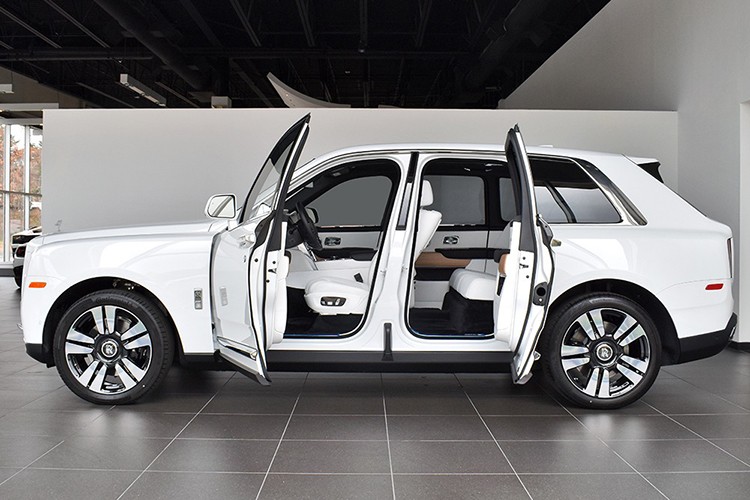 Cristiano Ronaldo khoe SUV sieu sang Rolls-Royce Cullinan moi-Hinh-7