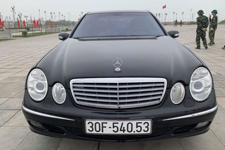 Xe sang Mercedes-Benz E240 gia chi 260 trieu dong tai Ha Noi-Hinh-3