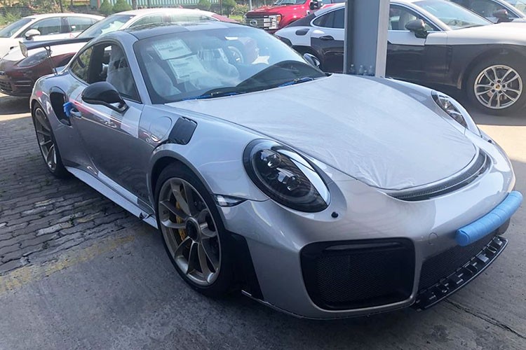 Dang Le Nguyen Vu ruoc sieu xe Porsche 20 ty ve nha