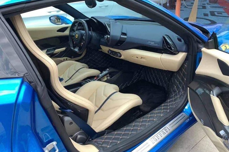 Dai gia Binh Phuoc tau sieu xe Ferrari 488 Spider tien ty-Hinh-4