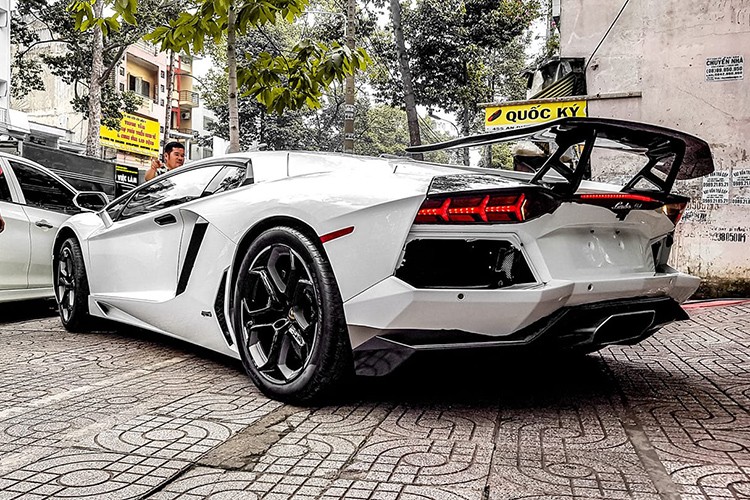 Dai gia Binh Duong tau Lamborghini Aventador hon 20 ty dong-Hinh-2