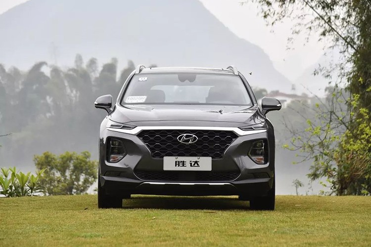 Hyundai SantaFe 2019 ban Trung Quoc chi tu 702 trieu dong