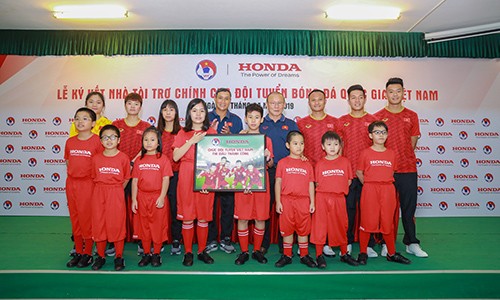 Honda se tiep suc cho cac doi tuyen bong da Viet Nam