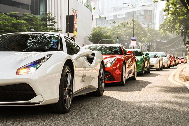 Cac dai gia Singapore cuoi sieu xe Ferrari 