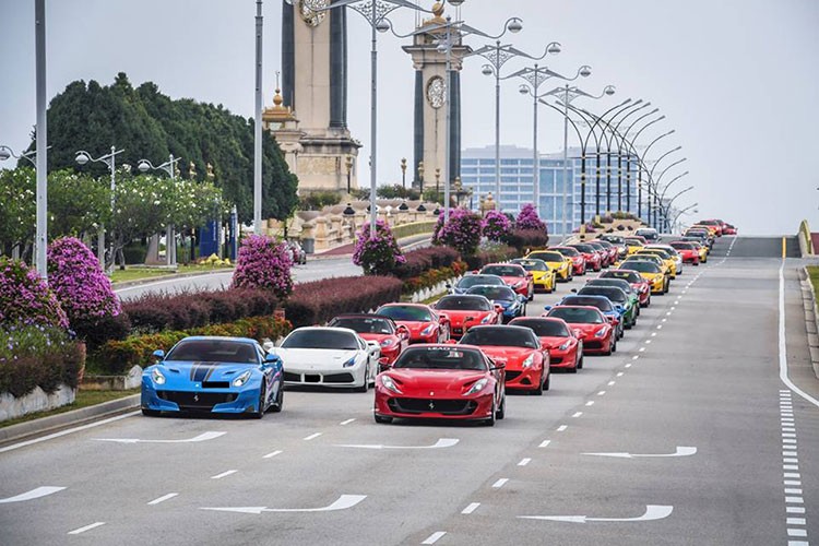 Cac dai gia Singapore cuoi sieu xe Ferrari 