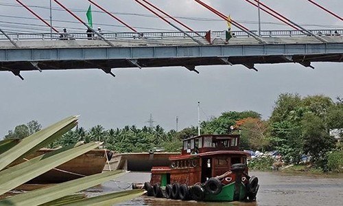 Ban gai di choi cung nguoi khac, thanh nien 18 tuoi buon nen nhay cau tu tu